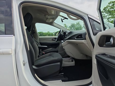 Used 2020 Chrysler Voyager LX w/ Cold Weather Group FWD image 9
