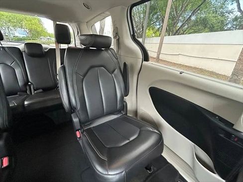 Certified 2023 Chrysler Pacifica Touring-L FWD image 14