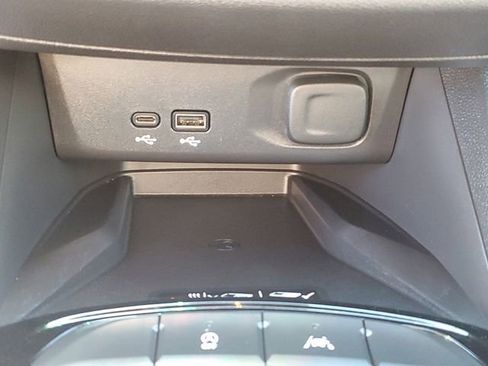 Certified 2025 Buick Envista Sport Touring FWD image 17