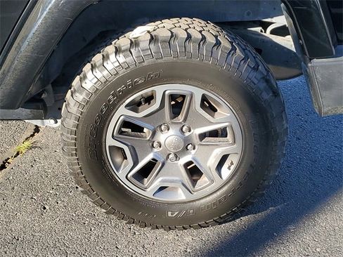 Used 2015 Jeep Wrangler Unlimited Rubicon w/ Connectivity Group image 25