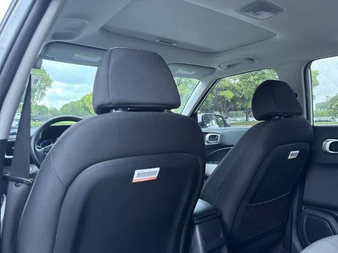Used 2024 Hyundai Venue SEL FWD image 23