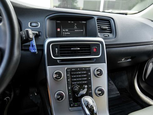 Used 2017 Volvo V60 T5 Premier w/ Convenience Package image 27