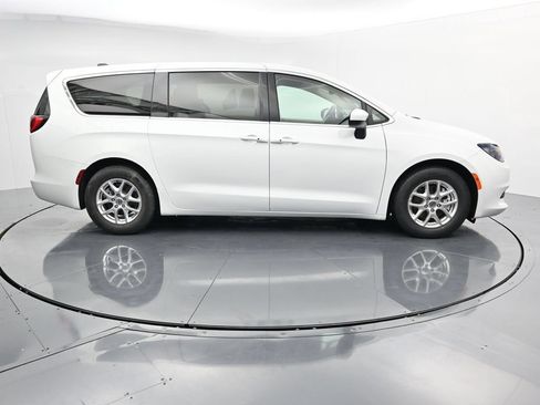 Used 2023 Chrysler Voyager LX FWD image 9