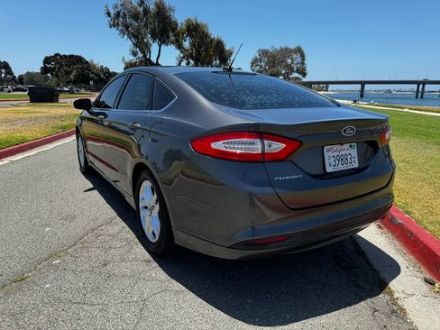 Used 2016 Ford Fusion SE FWD image 3