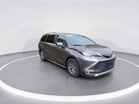 Used 2023 Toyota Sienna XLE image 2