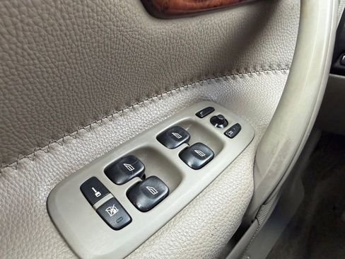 Used 2005 Volvo XC70 image 15
