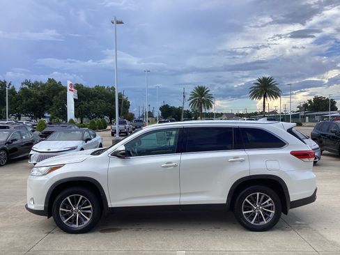 Used 2019 Toyota Highlander XLE FWD image 4