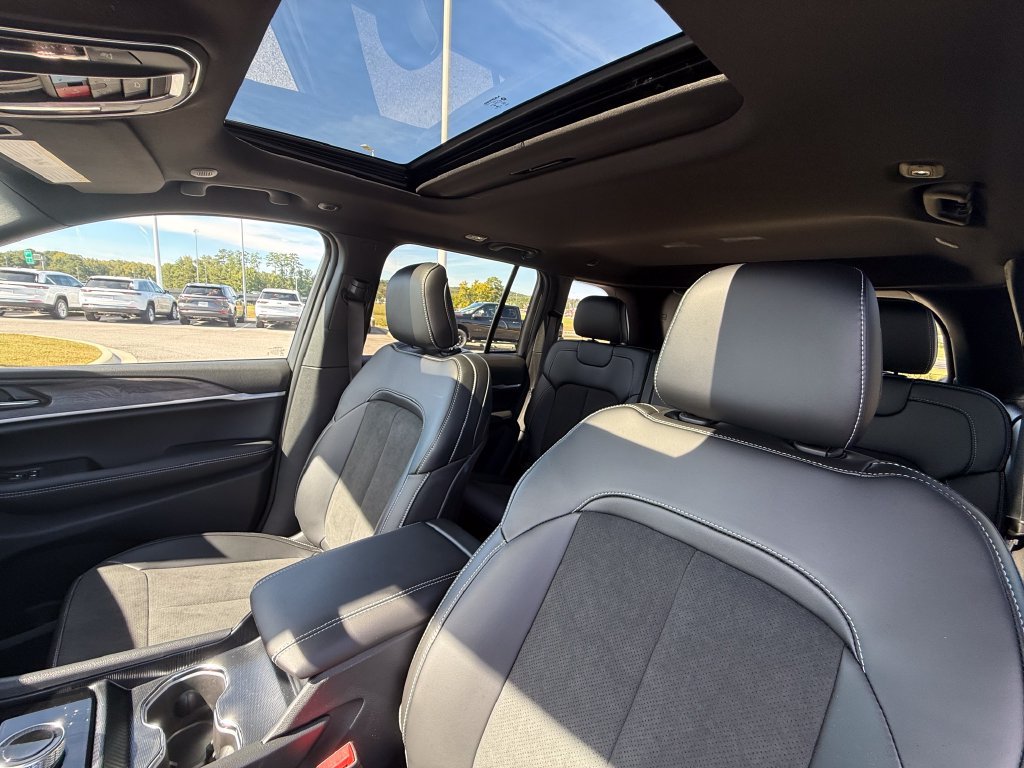 New 2027 Jeep Grand Cherokee Altitude RWD image 21