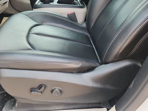 Used 2024 Chrysler Pacifica Touring-L FWD image 10