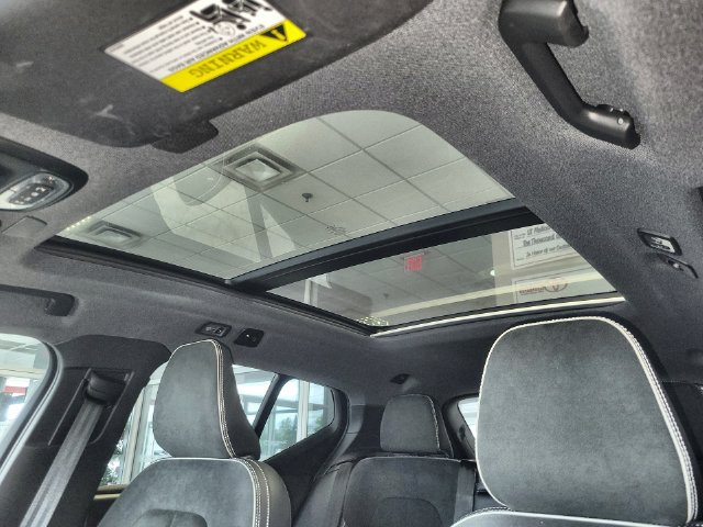 Used 2022 Volvo XC40 T5 R-Design w/ Advanced Package AWD/4WD image 22
