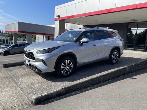 Certified 2024 Toyota Highlander XLE AWD/4WD image 4