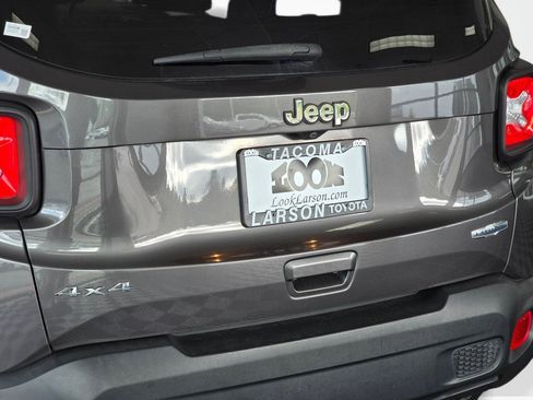 Used 2019 Jeep Renegade Latitude w/ Cold Weather Group AWD/4WD image 13
