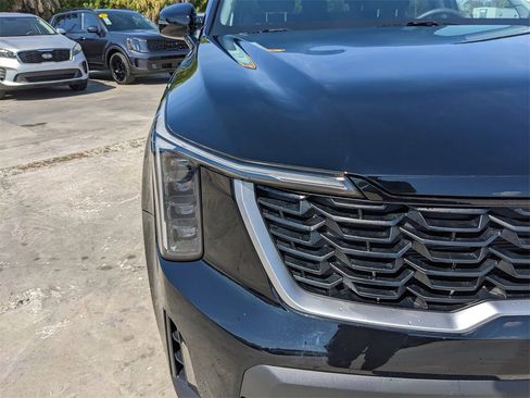 Certified 2025 Kia Sorento LX image 11