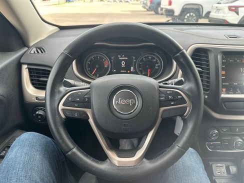 Used 2016 Jeep Cherokee Latitude w/ Comfort & Sound Group FWD image 9
