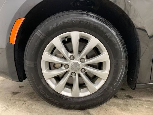 Used 2018 Chrysler Pacifica Touring-L Plus image 23