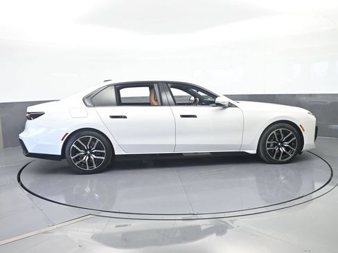 Used 2025 BMW 740i xDrive AWD/4WD image 7