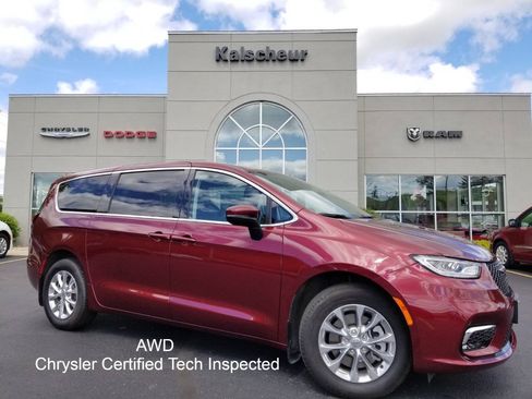 Used 2023 Chrysler Pacifica Touring-L AWD/4WD image 1
