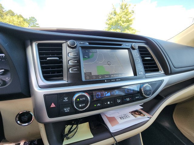 Used 2017 Toyota Highlander XLE w/ Carpet Mat Package FWD image 35