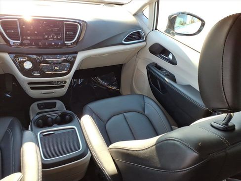 Used 2024 Chrysler Pacifica Touring-L image 13