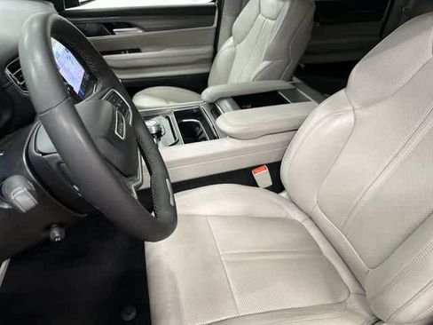 Used 2024 Jeep Wagoneer L Series II w/ Flexible Seating Group AWD/4WD image 10