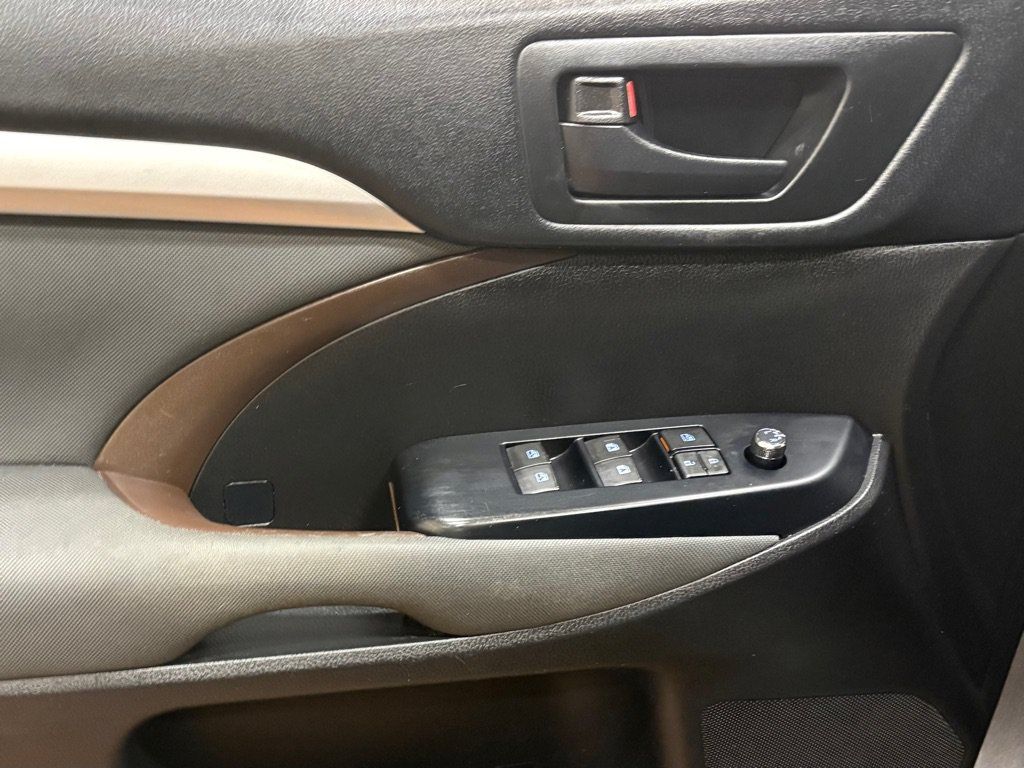 Used 2018 Toyota Highlander LE AWD/4WD image 24