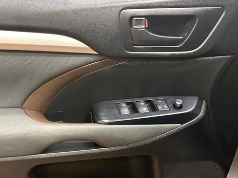 Used 2018 Toyota Highlander LE AWD/4WD image 24