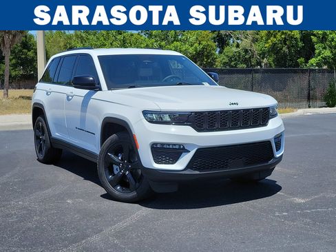 Used 2023 Jeep Grand Cherokee Limited w/ Black Appearance Package AWD/4WD image 1