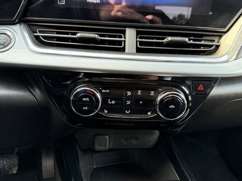 Used 2025 Chevrolet Trax LT w/ LT Convenience Package image 21