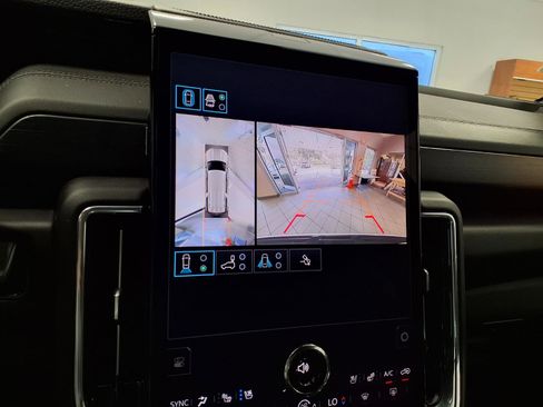 Used 2025 GMC Yukon XL Denali AWD/4WD image 29