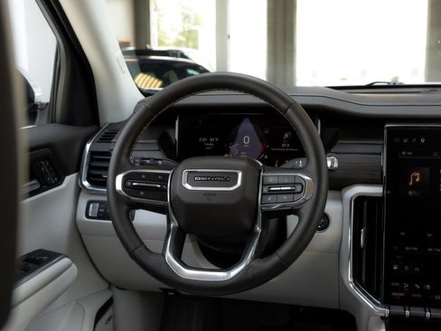Used 2025 GMC Acadia Denali AWD/4WD image 15