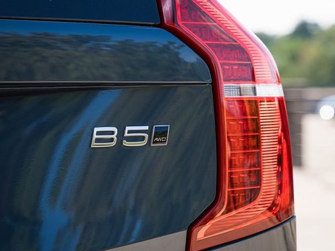 Certified 2025 Volvo XC90 B5 Core image 6