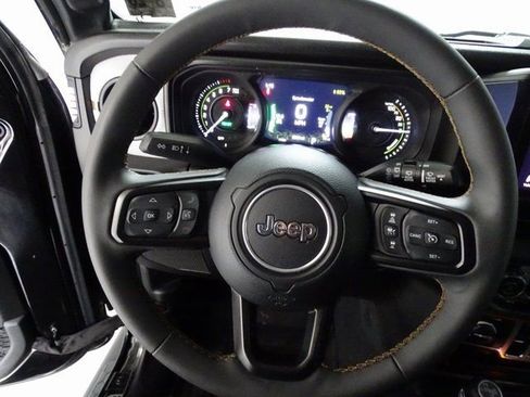 Used 2024 Jeep Wrangler Unlimited w/ Convenience Group AWD/4WD image 4