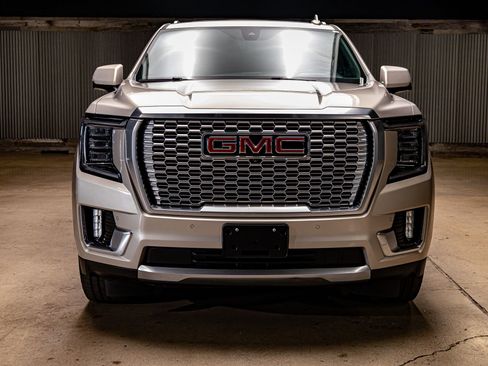 Used 2022 GMC Yukon Denali w/ Denali Premium Package image 2