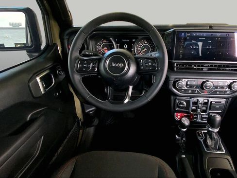 Used 2025 Jeep Gladiator Rubicon w/ Convenience Group AWD/4WD image 6