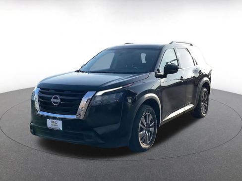 Used 2025 Nissan Pathfinder SV image 7