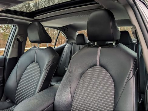 Used 2022 Toyota Camry SE w/ Cold Weather Package image 15