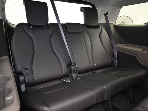 Used 2025 Kia Carnival image 44