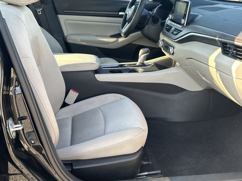 Used 2025 Nissan Altima 2.5 SV FWD image 13