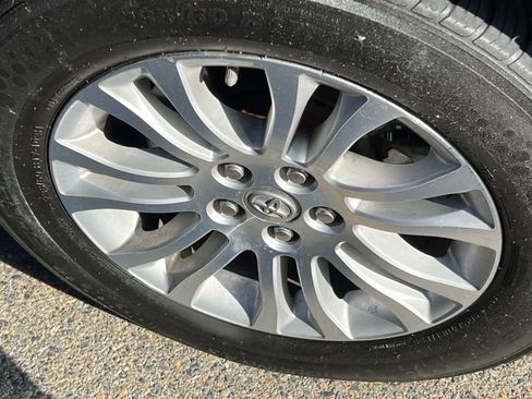 Used 2015 Toyota Sienna XLE w/ XLE Navigation Package FWD image 15