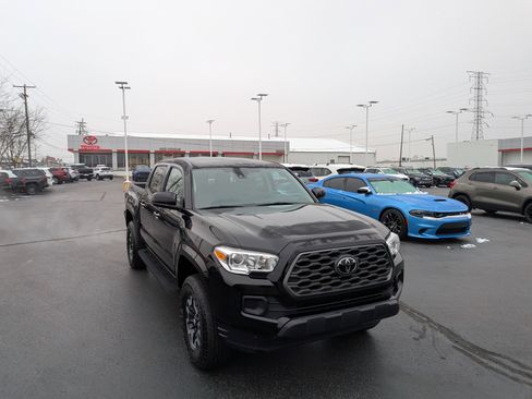 Used 2022 Toyota Tacoma SR image 2