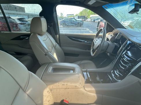 Used 2020 Cadillac Escalade Platinum AWD/4WD image 3