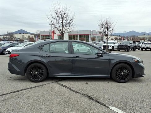 Used 2025 Toyota Camry SE image 3