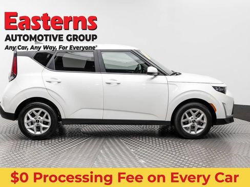 Used 2023 Kia Soul LX w/ LX Technology Package FWD image 4