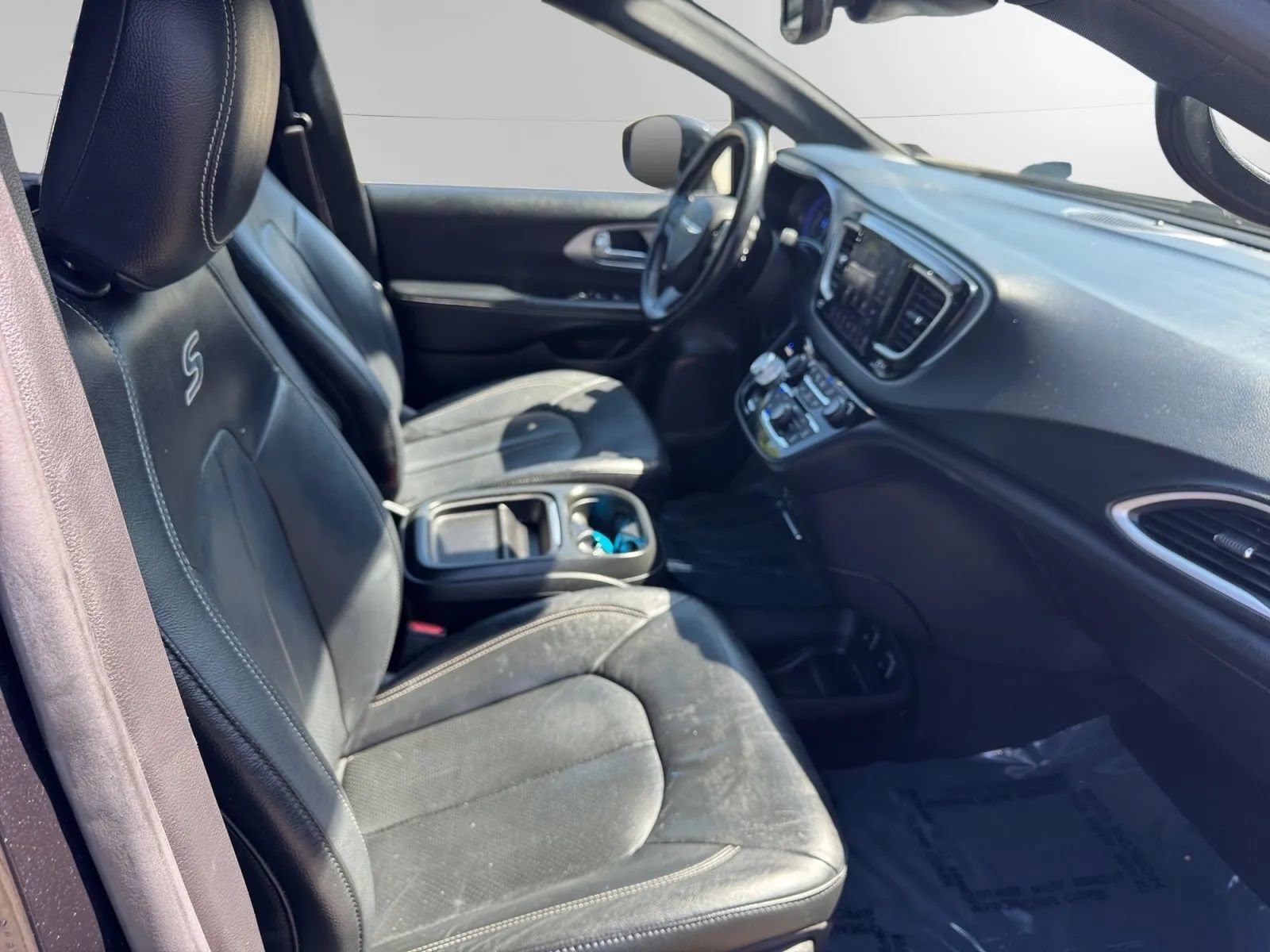 Used 2020 Chrysler Pacifica Touring-L w/ Advanced Safetytec Group FWD image 19