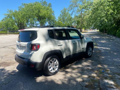 Used 2016 Jeep Renegade Latitude w/ Cold Weather Group FWD image 5