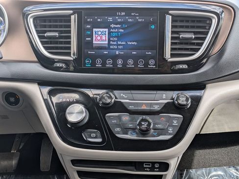 Used 2018 Chrysler Pacifica Touring-L FWD image 26