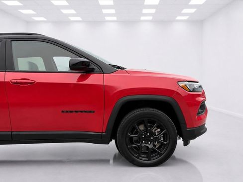 Used 2023 Jeep Compass Latitude w/ Sun and Sound Group AWD/4WD image 8