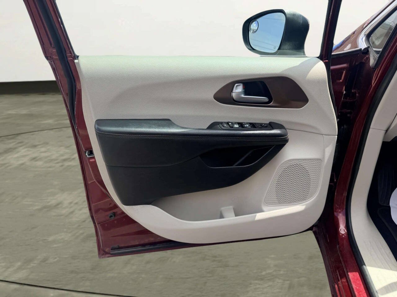Used 2017 Chrysler Pacifica Touring FWD image 17