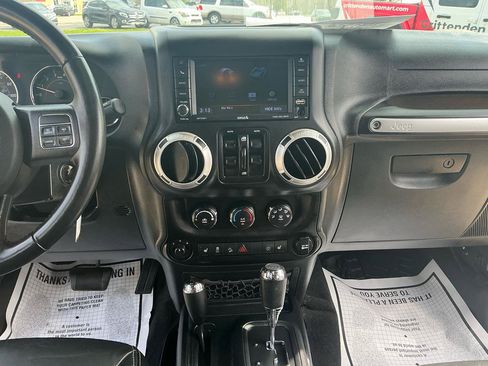 Used 2018 Jeep Wrangler Unlimited Sahara w/ Connectivity Group AWD/4WD image 12
