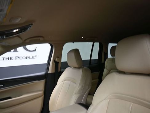 Used 2022 Jeep Grand Cherokee Limited w/ Luxury Tech Group II AWD/4WD image 17